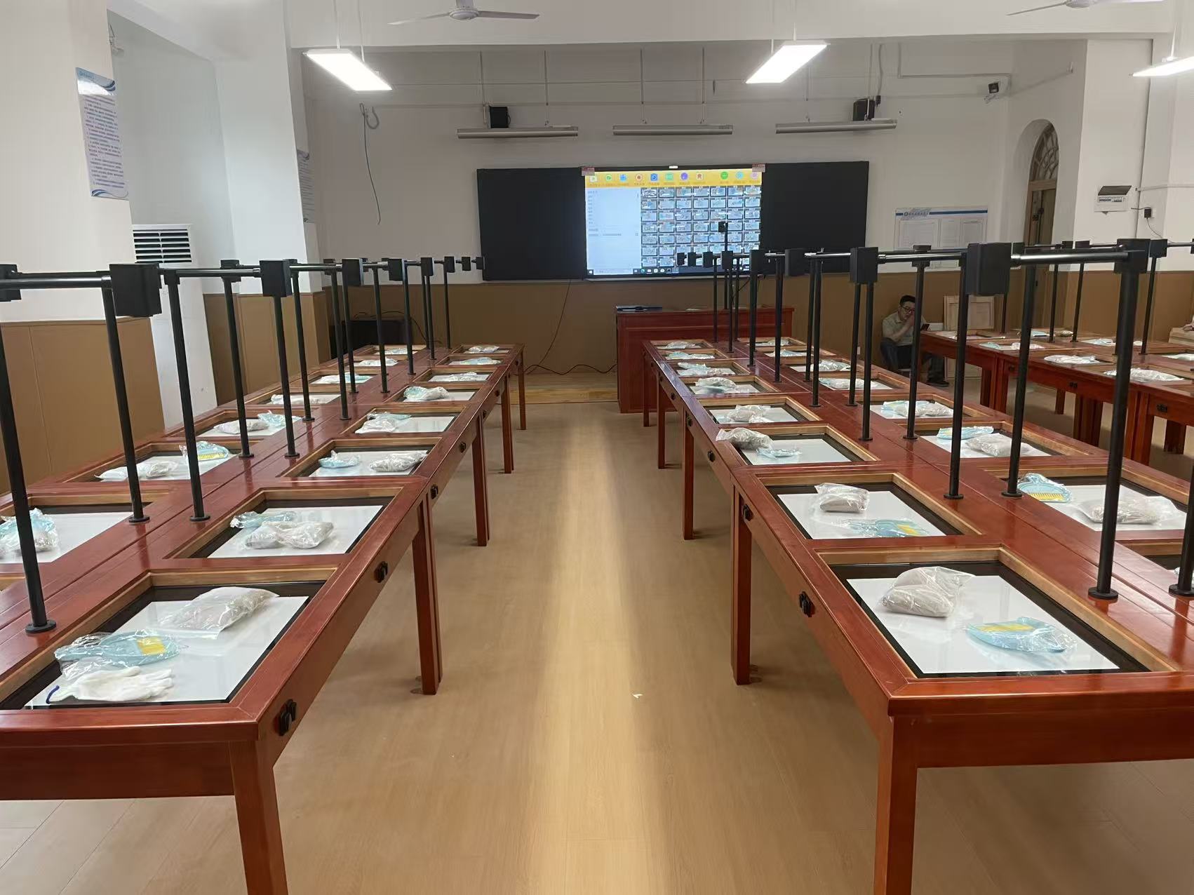 学校沙画教室的沙画教学系统软件适合哪些老师使用