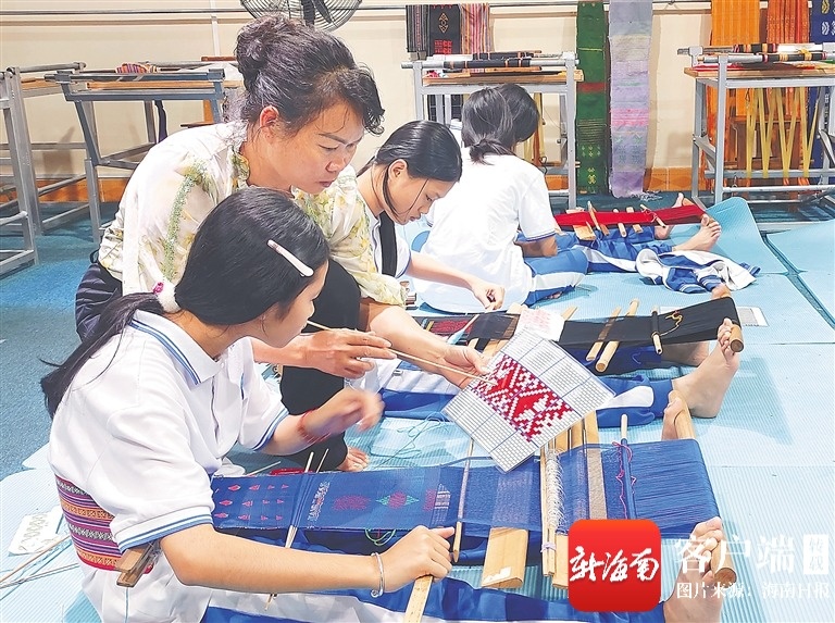织黎锦、“追火箭”、画沙画……海南社团课程“花样百出” 织黎锦、“追火箭”、画沙画……海南社团课程“花样百出”
